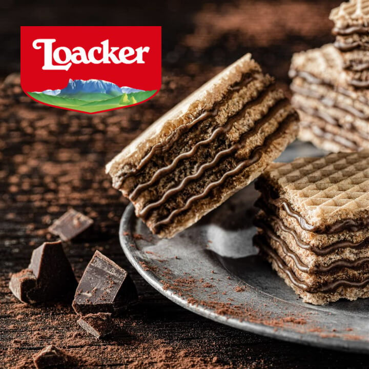 Serving Loacker dark chocolate wafers with Gluhwein