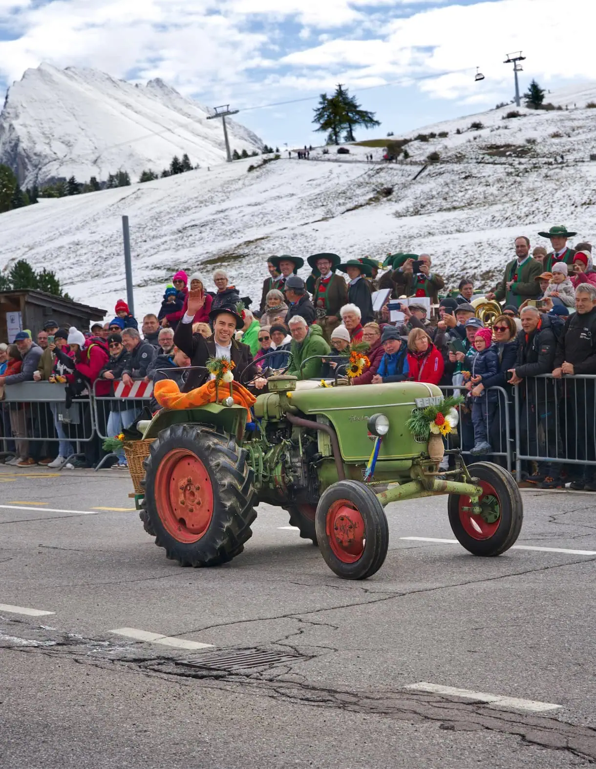 almabtrieb seiser alm tractor