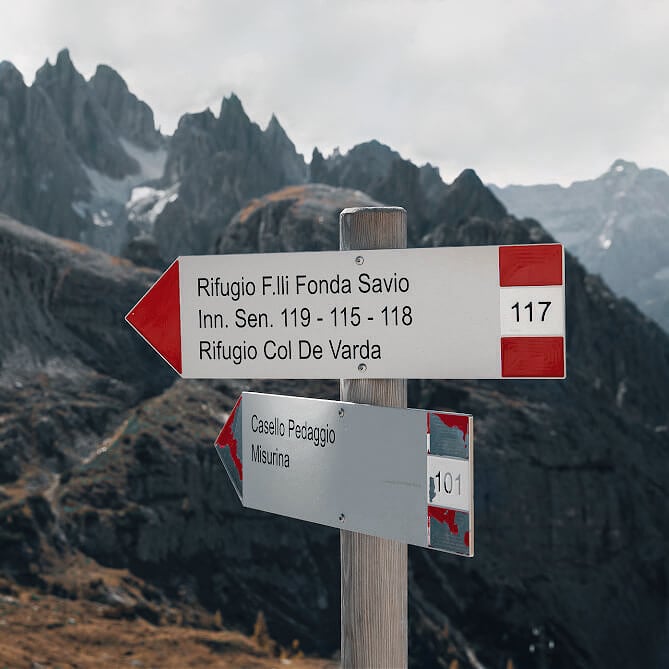 The trail sign pointing to the Cadini di Misurina viewpoint.