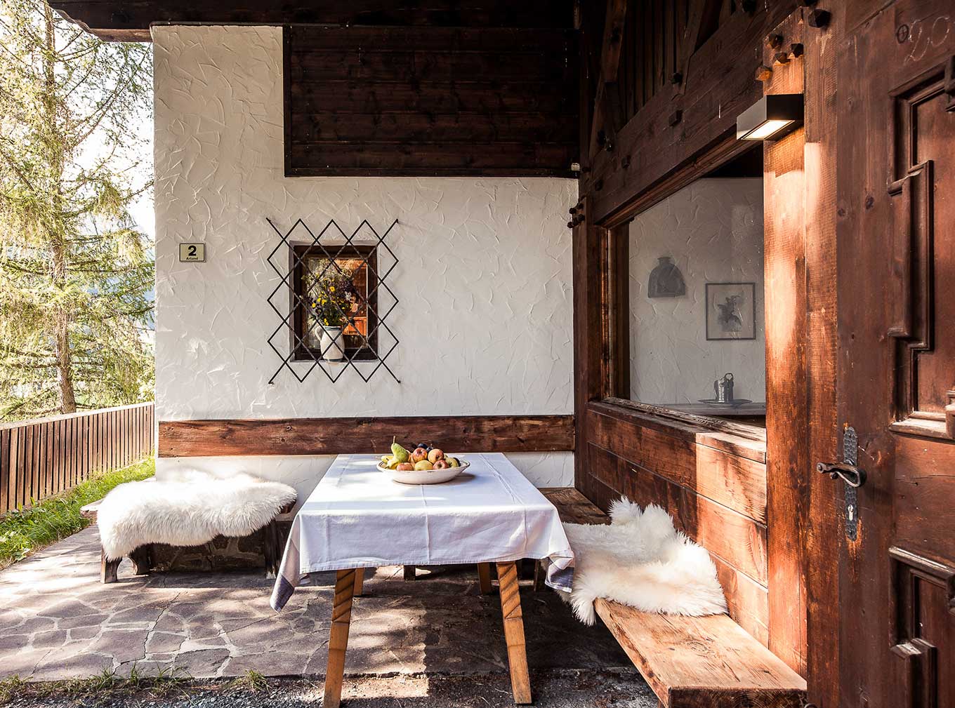 The patio at Chalet am Reschensee