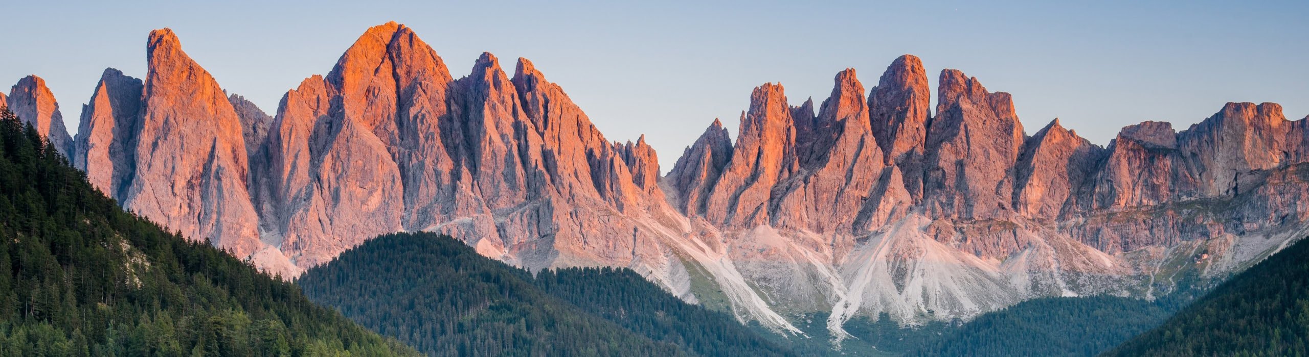 The phenomenon "enrosadira" on the Geisler peaks in Val di Funes.