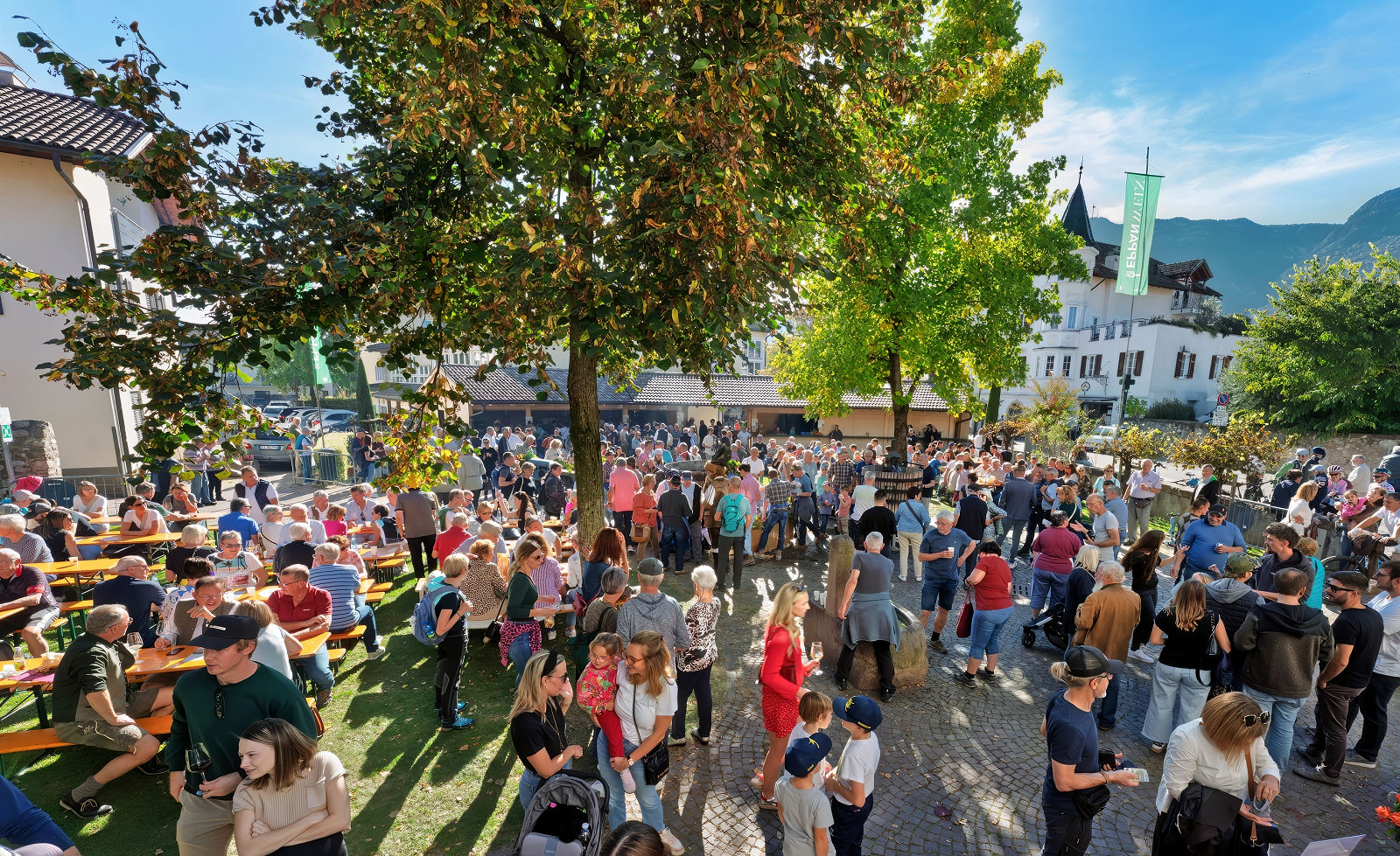 From Vine to Village: Raise a Glass at South Tyrol's Last Load of Grapes Festival 17 girlan last grape load festival crowd 1