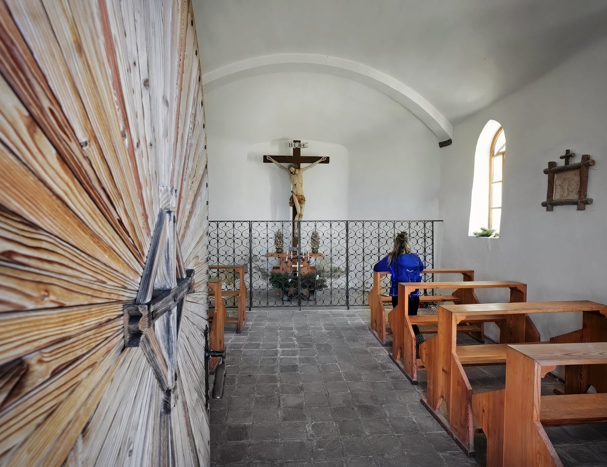 resciesa holy cross chapel interior