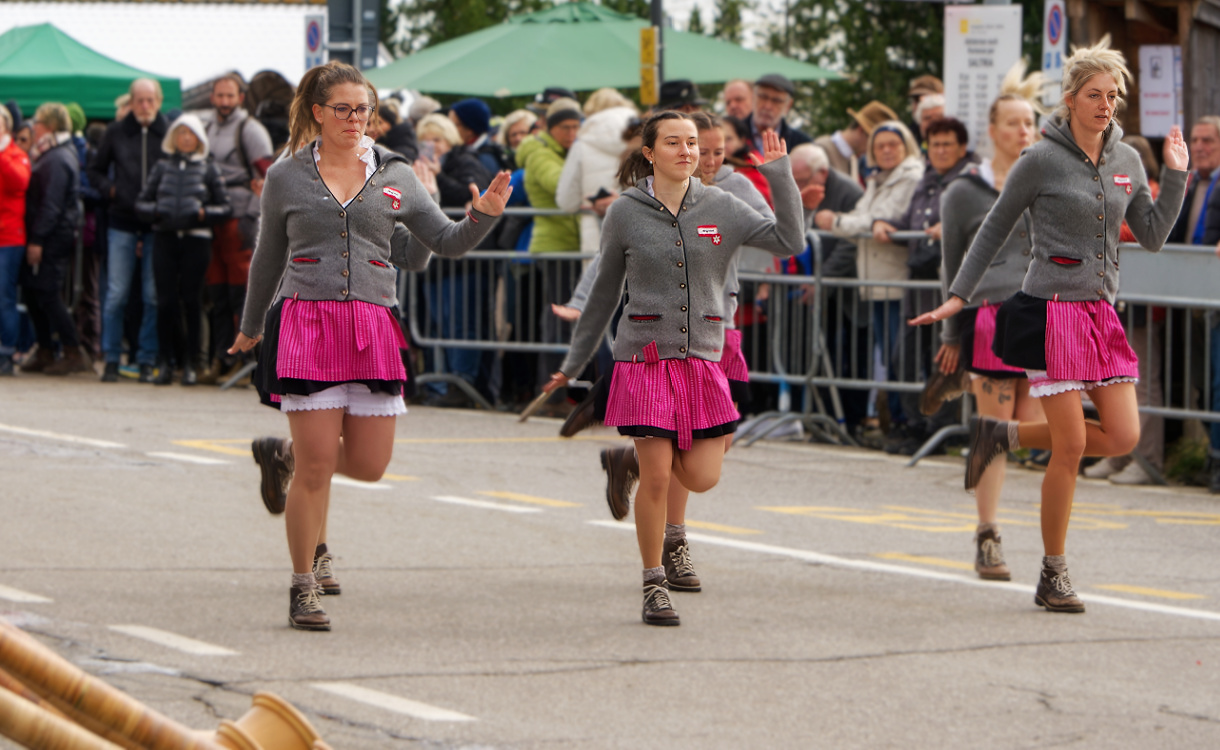 seiser alm almabtrieb schuhplattler dance