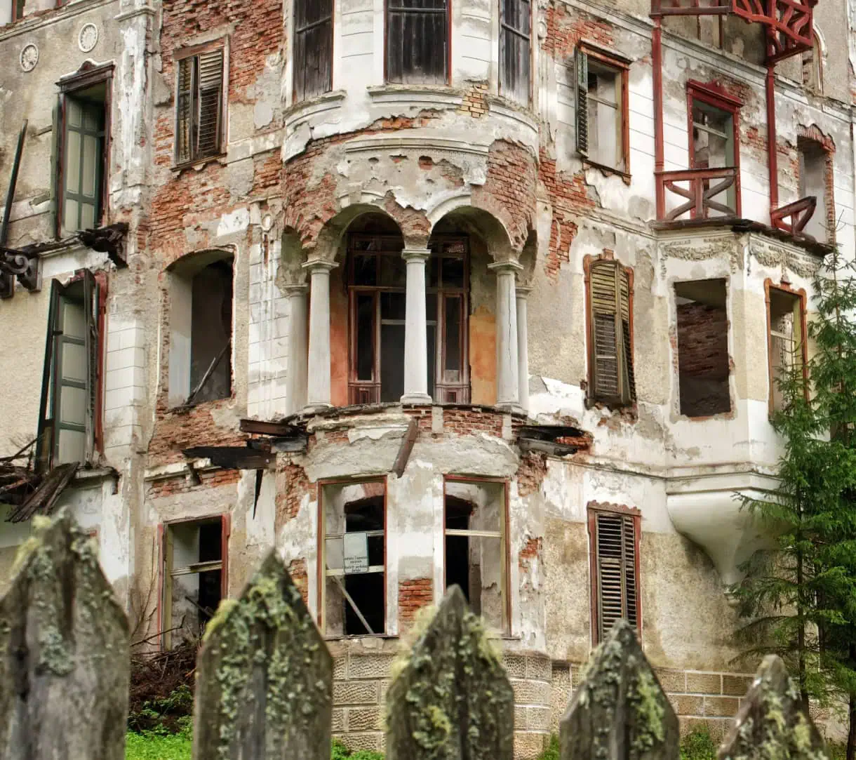 Discover Wildbad Innichen: Ghostly Ruins Deep in the Dolomites 12 wildbad innichen balcony